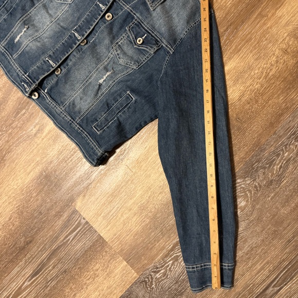 Maurice’s sz 2 distressed denim jacket, with stretch 2XL - Picture 6 of 7